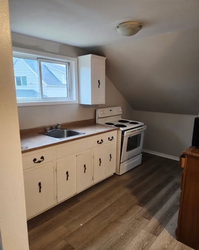 Bachelor available central location in Glace Bay