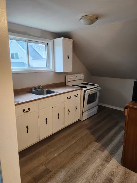 Bachelor available central location in Glace Bay