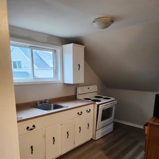 Bachelor available central location in Glace Bay